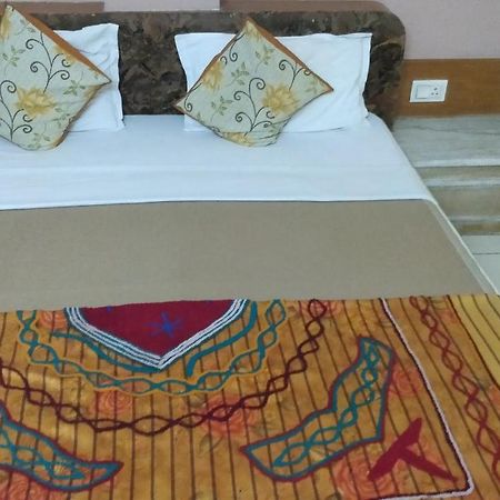 Hotel Damjis Ahmadabad Zewnętrze zdjęcie