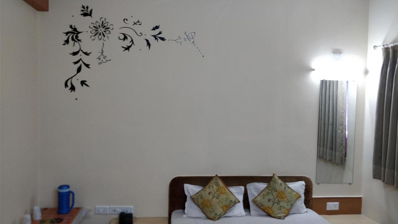 Hotel Damjis Ahmadabad Zewnętrze zdjęcie
